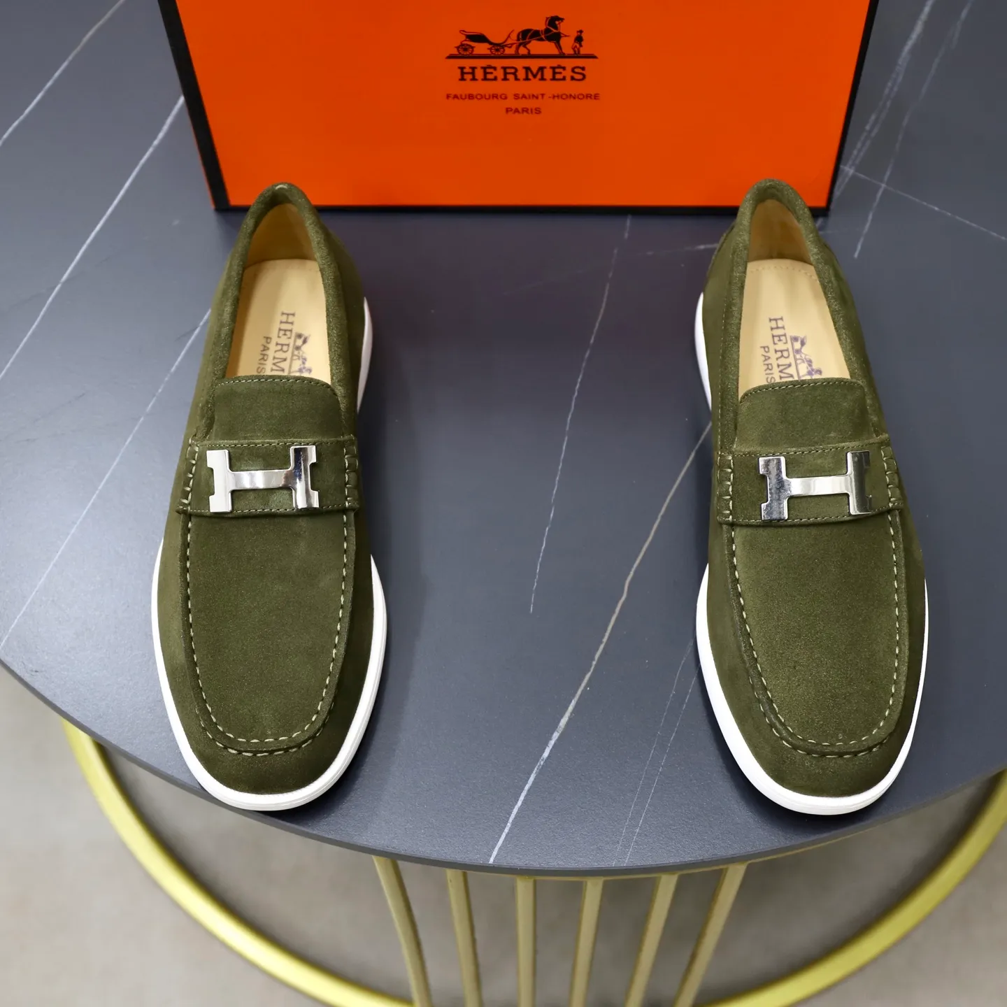 Ex-factory price: 540💰Hermès/Hermès slip-on men's shoes. This shoe is made of imported cow suede leather, with simple and smooth lines, and a 3CM rubber foam ultra-light sole combined with aerodynamic design! Youthful and fashionable, H button decoration, contrasting leather embellishment on the heel, calf lining to gently wrap your feet, with embossed logo cowhide feet, leather rock strips, casual and urban style, highlighting youthful vitality, sports and leisure version, super versatile Size number: 38-39-40-41-42-43-44 Standard leather shoe size (45 can be customized but does not support returns)